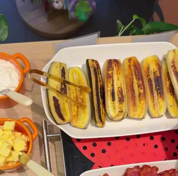 Buffet de brunch da Bio Bakery com banana grelhada, bacon e guacamole