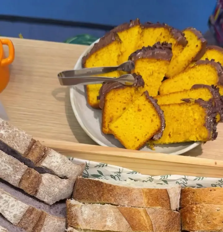 Pães de fermentação natural e bolo caseiro do dia