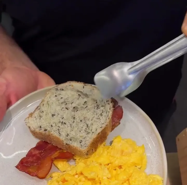 Prato montado com pão de fermentação natural, bacon e ovos