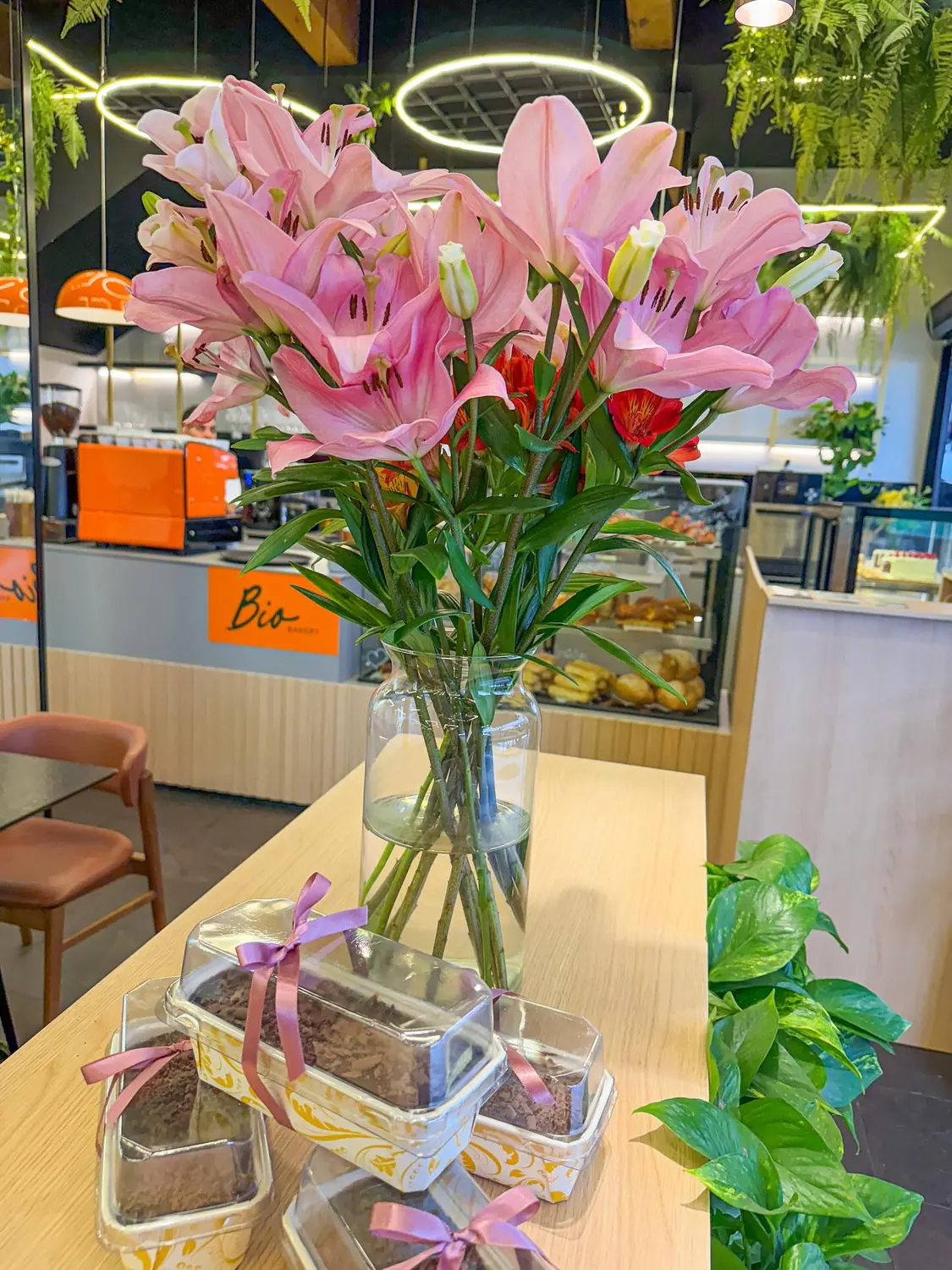Flores no salão da Bio Bakery