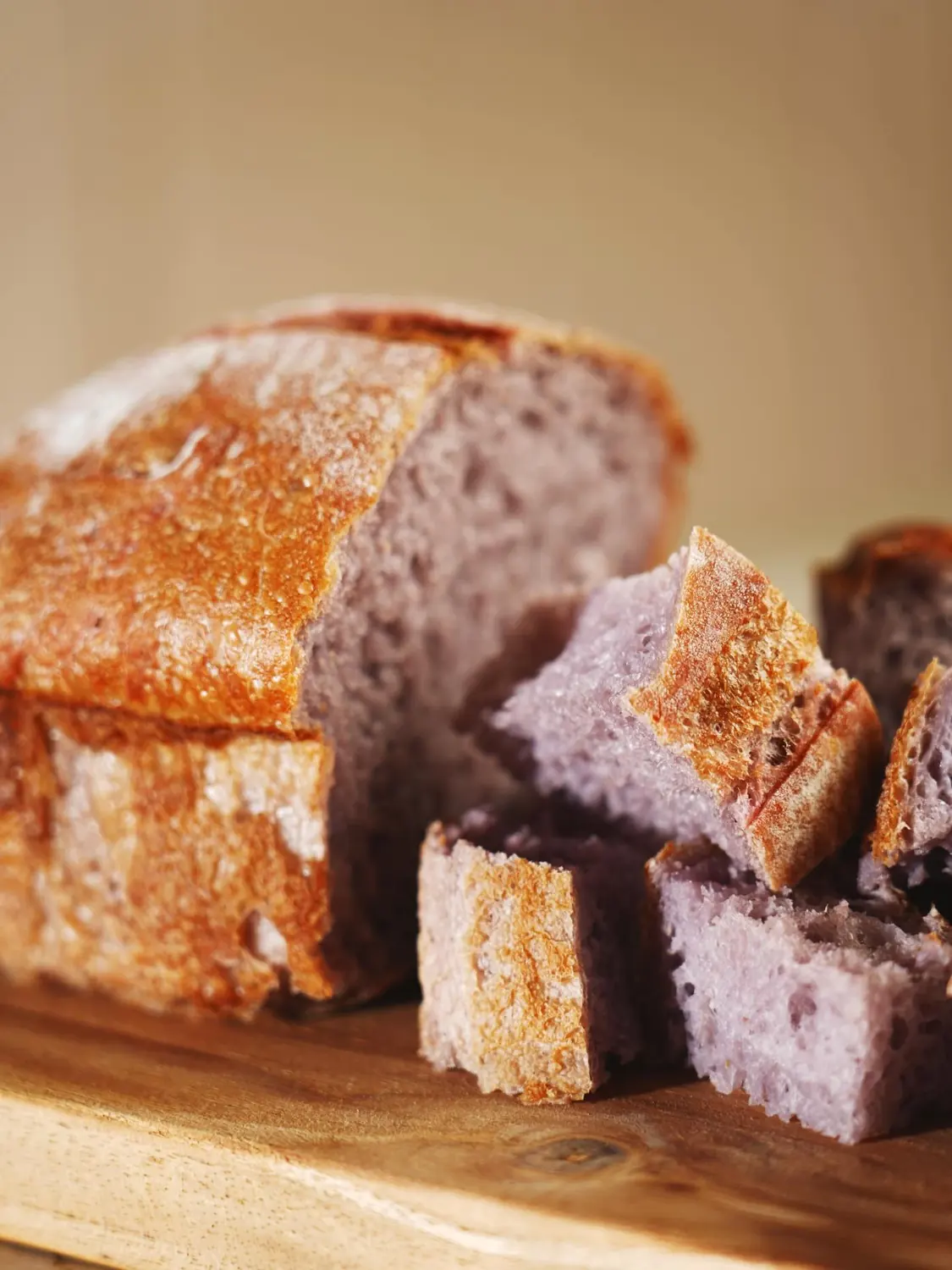 Pão de fermentação natural de batata-doce roxa, cortado